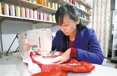 農(nóng)民工開旗袍繡花坊 網(wǎng)上攬活年銷86萬