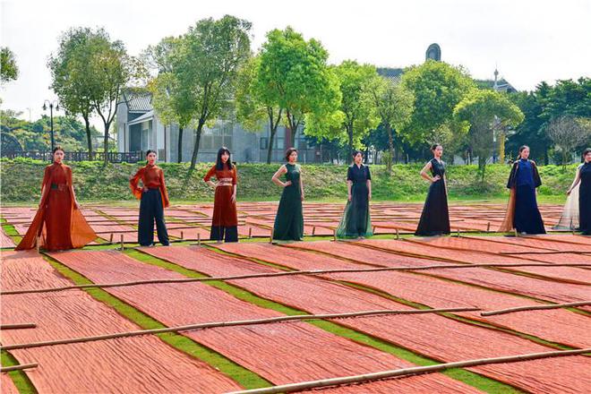 紡紗繅絲,染整香云紗,佛山西樵民樂(lè)小學(xué)千名學(xué)生走進(jìn)漁耕園研學(xué)